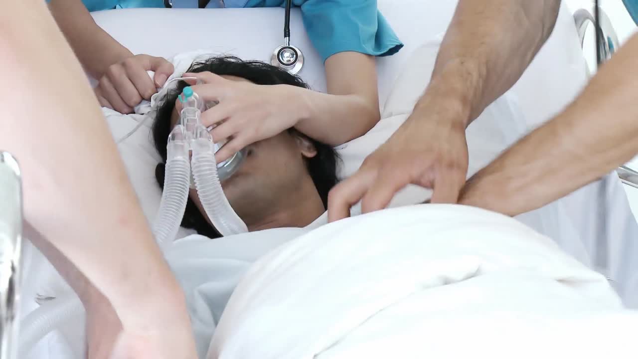 응급 의료. 병원에서 환자를 부활시키는 의사