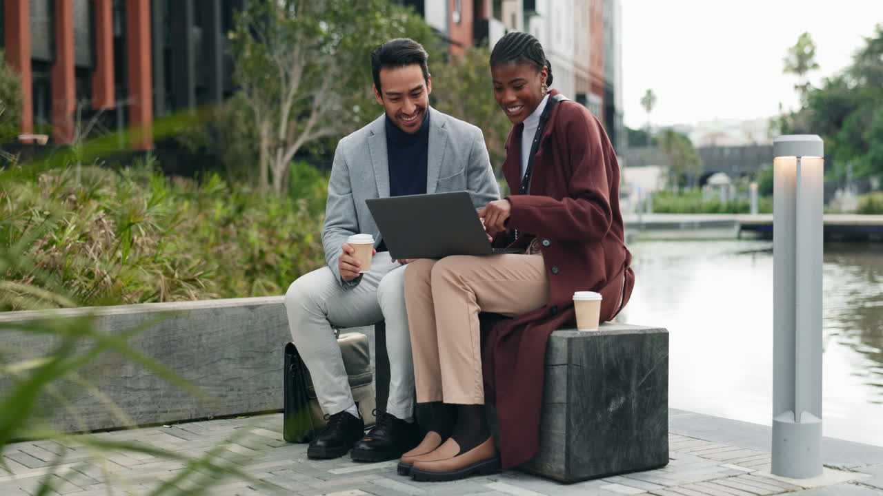 dos hombres de negocios trabajando juntos en una computadora portátil en un parque urbano moderno.