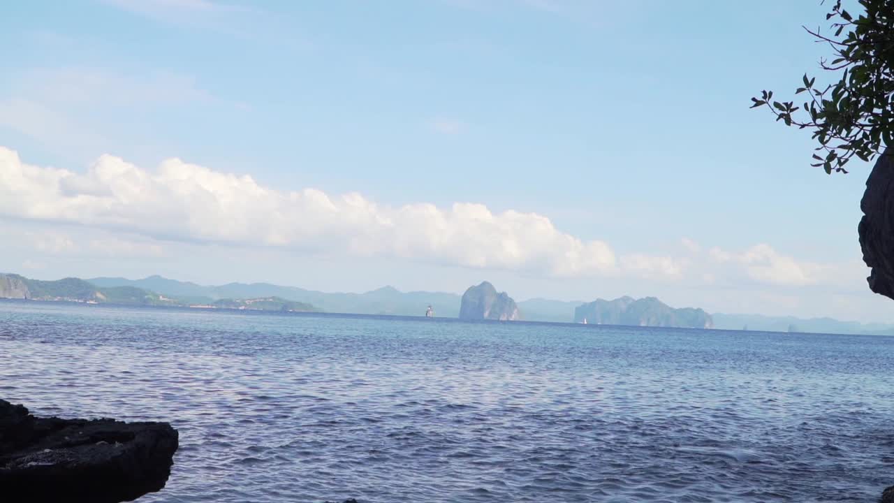 아름다운 열대 해양 섬을 드러내는 옷