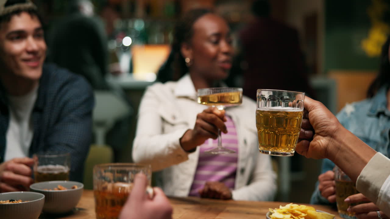 Amici che brindano con la birra
