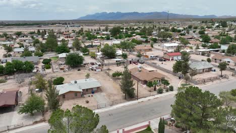 y casas en el vecindario del desierto en ee.uu.