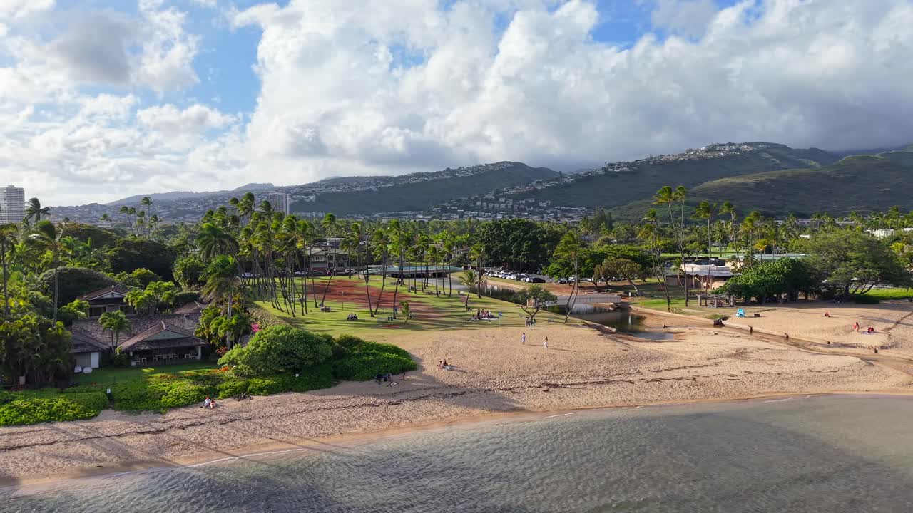 Waialae Beach Park con la sua spiaggia sabbiosa e le palme a Honolulu, vista aerea.