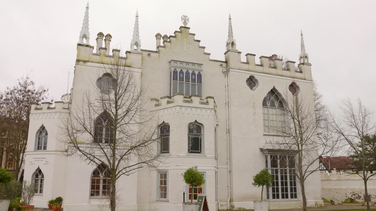 arquitectura de renacimiento gótico blanco de la casa de strawberry hill en londres en un día nublado, toma exterior