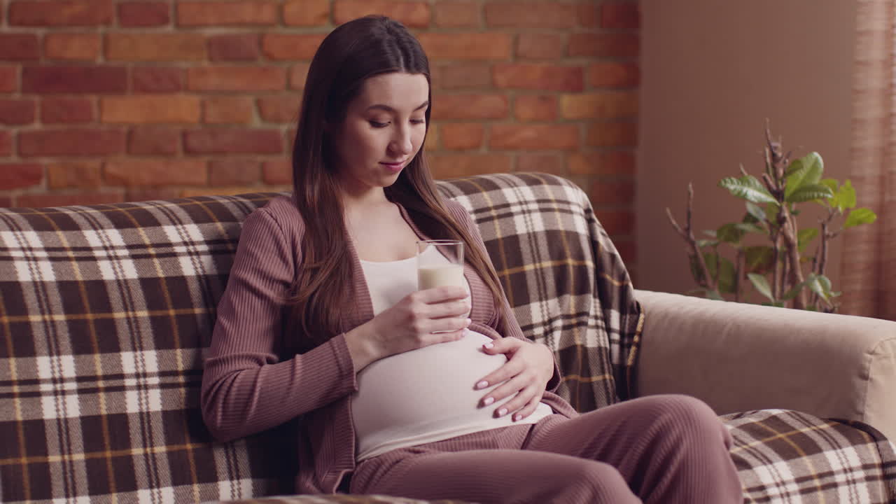 mujer embarazada bebiendo leche