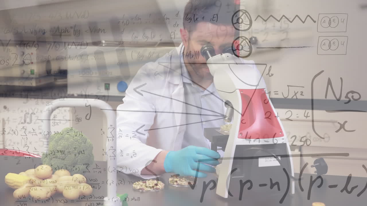 анимация математических уравнений над кавказским ученым-мужчиной с помощью микроскопа в лаборатории