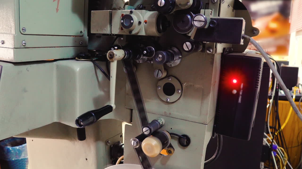 el proyector de cine vintage muestra una imagen retro en la cabina