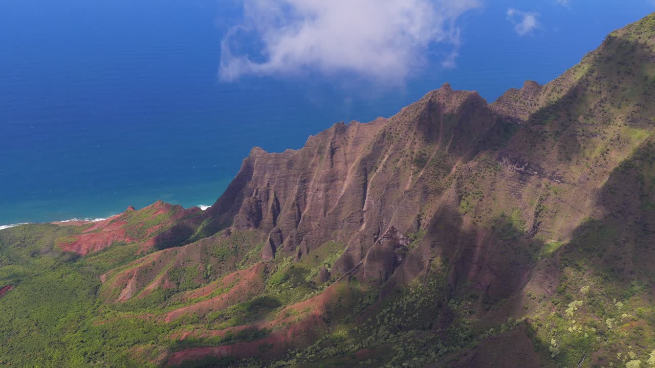 4K Aerial of Nãpali Coast State Wilderness Park in Kauai, Hawaii, USA