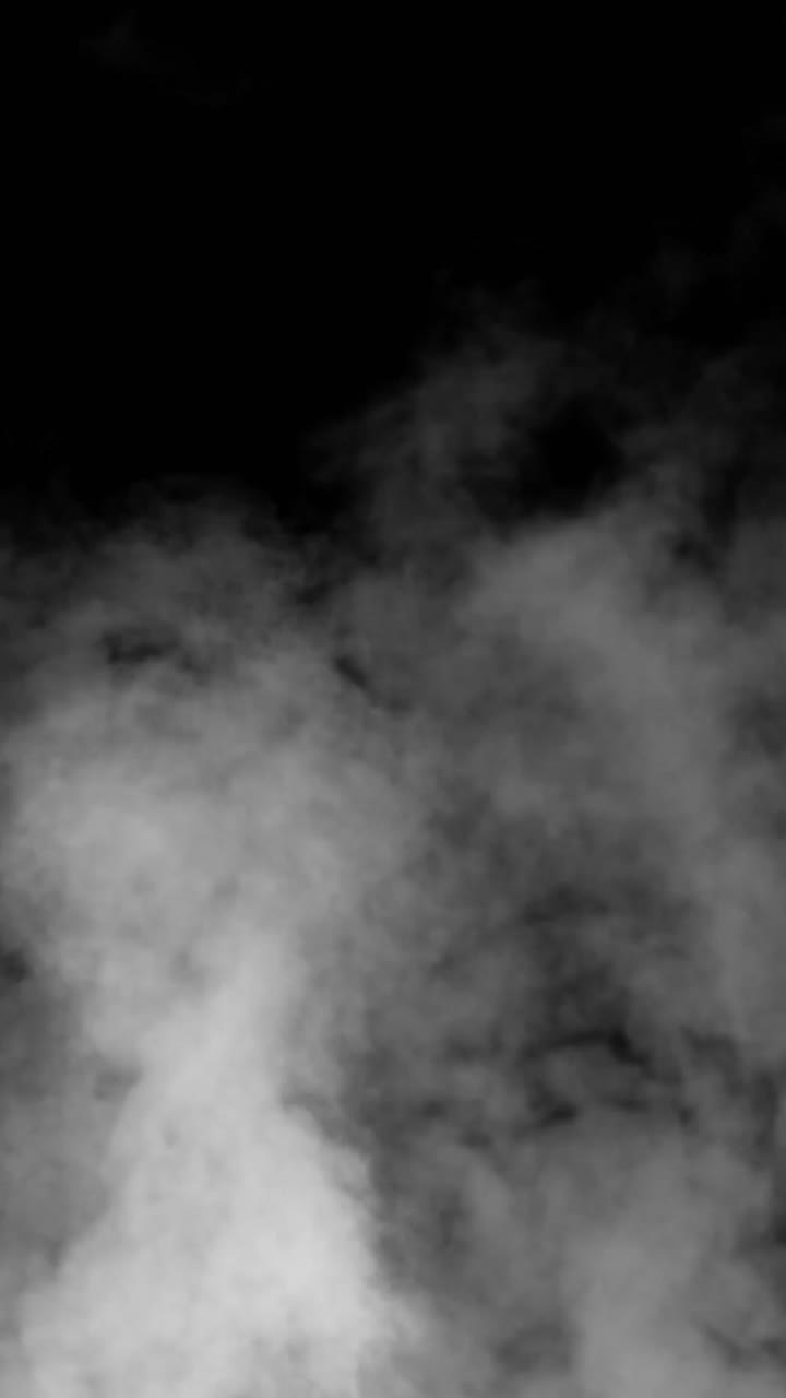 Fumo scuro e denso e nebbia riempiono l'inquadratura, per poi diradarsi dal basso verso l'alto. Una transizione verticale o una sovrapposizione rivelatrice d'effetto per scene spettrali o intense
