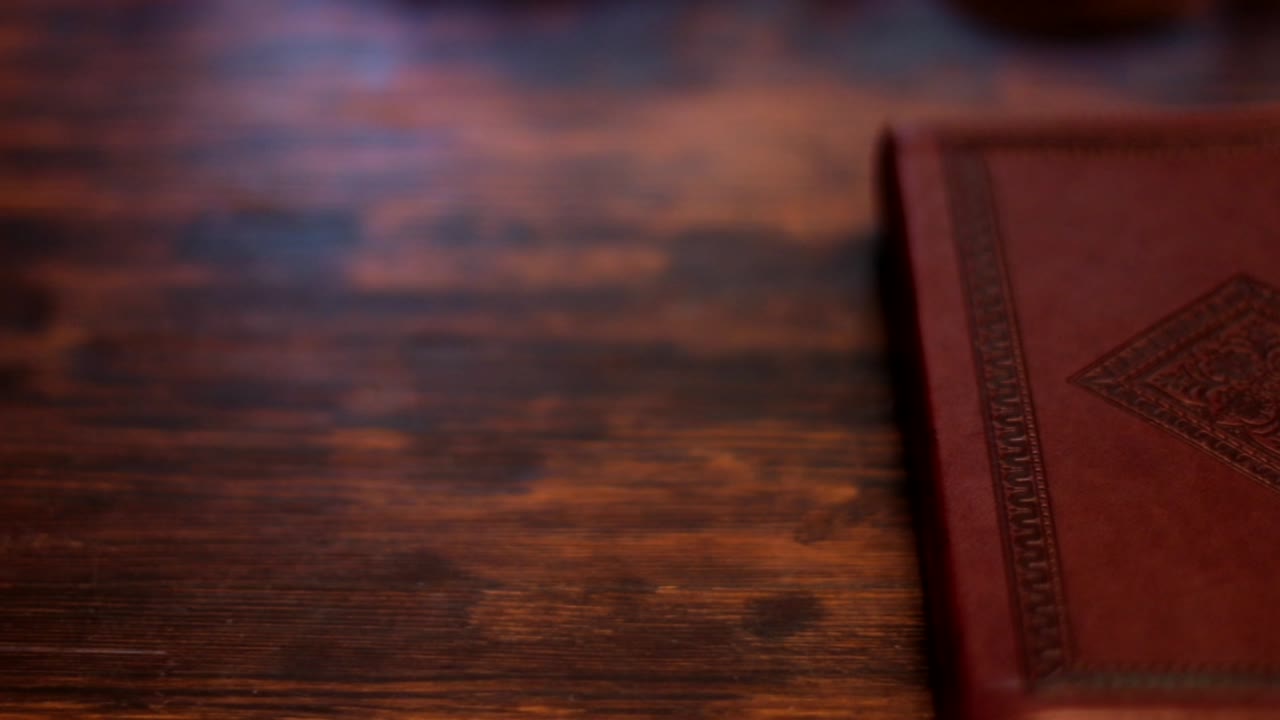 Carrellata su una Bibbia appoggiata su un tavolo