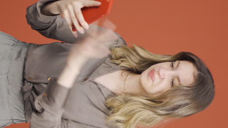 Vertical video of The young woman who can&#039;t use the app on the phone.