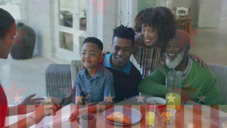 animación de la bandera de los estados unidos sobre una feliz familia afroamericana