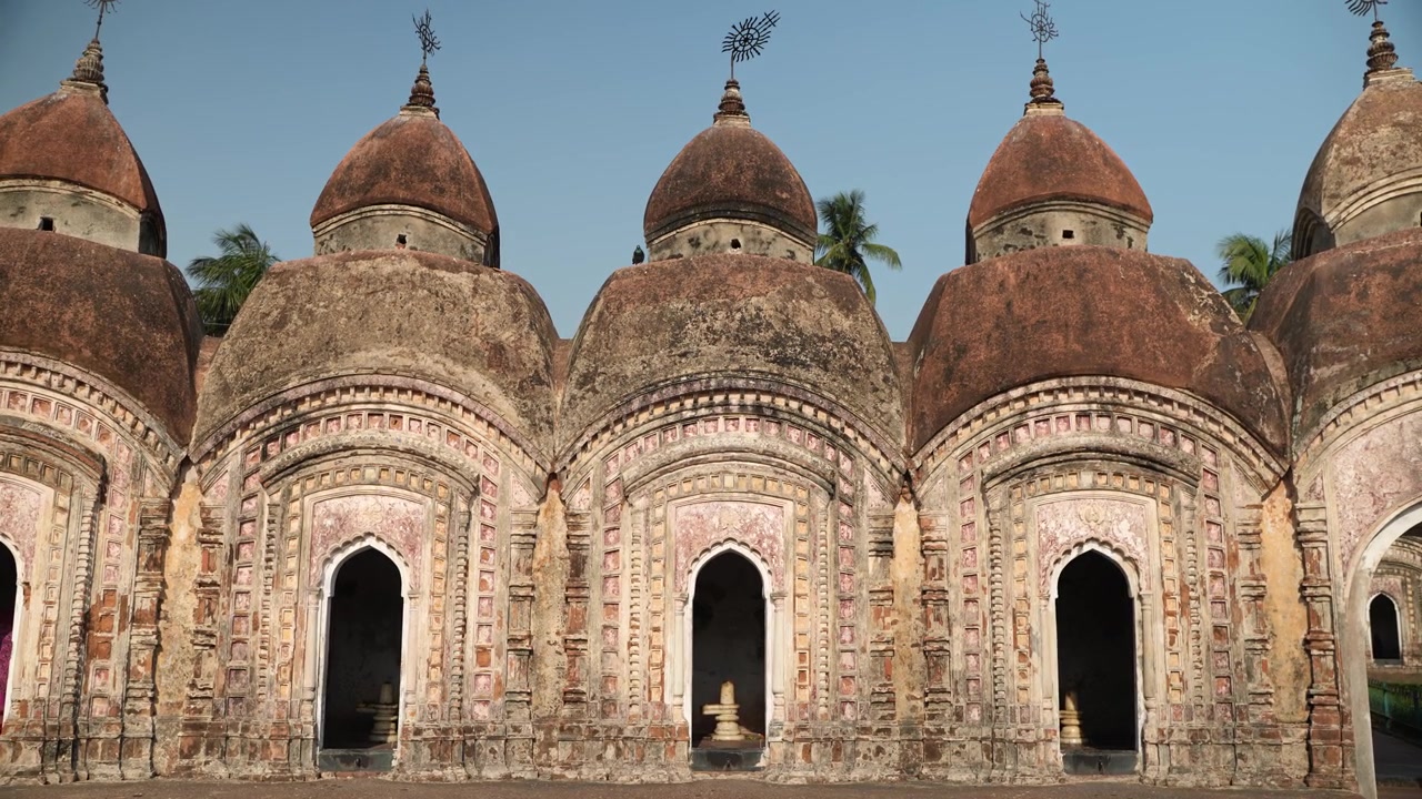 Questo luogo è chiamato "108 Templi di Shiva" perché è composto da 108 templi di Shiva. Si trova a Kalna, nel distretto di Bardwan, nel Bengala Occidentale.