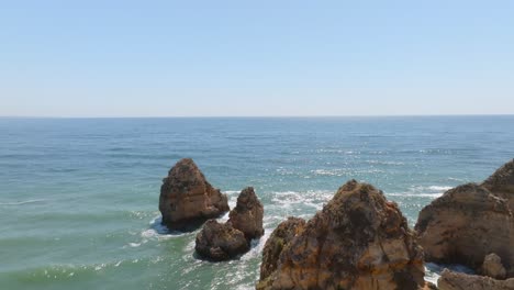 Touristen-Erkunden-Die-Wunderschöne-Ponta-Da-Piedade-Lagos-Algarve-Portugal,-Drohne-Drängt-Hinein