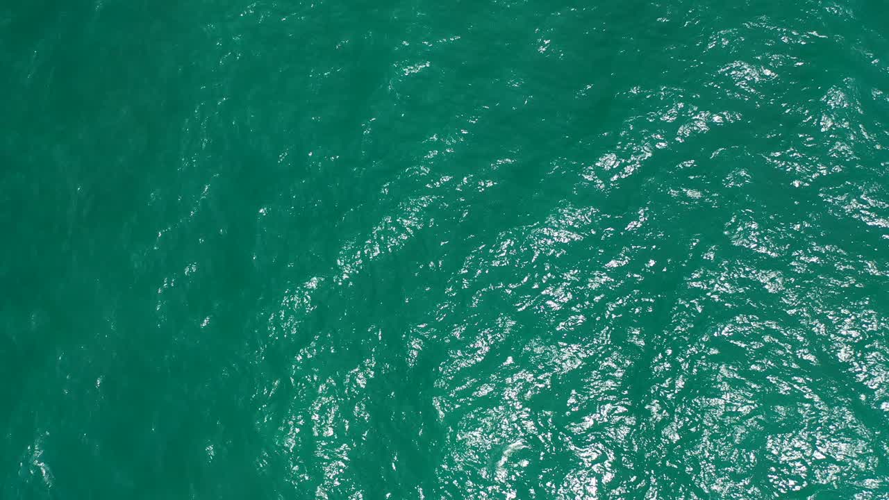 fondo abstracto de las olas del mar en movimiento rápido, hermosa textura de agua esmeralda, malasia