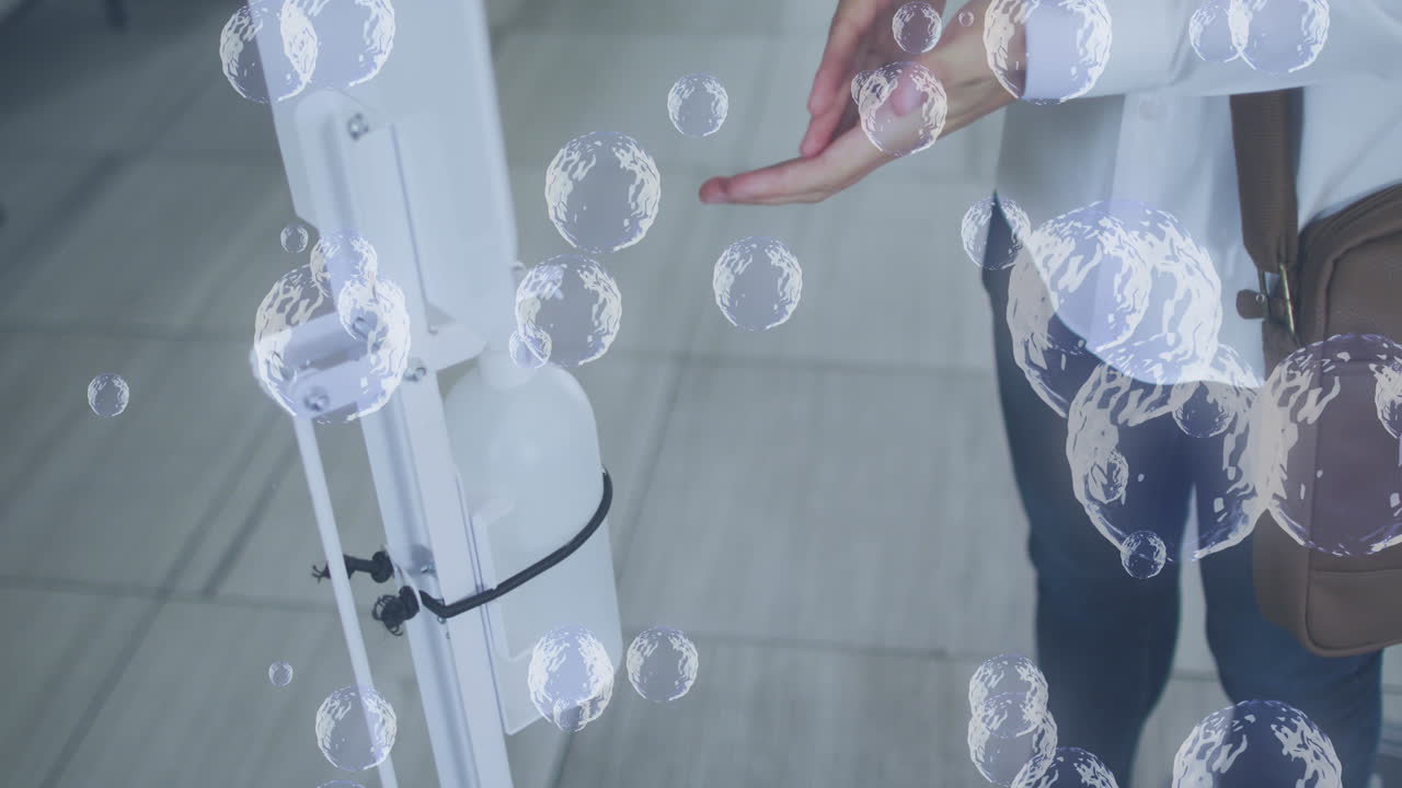 анимация пузырьков над кавказской женщиной дезинфицирующей руки