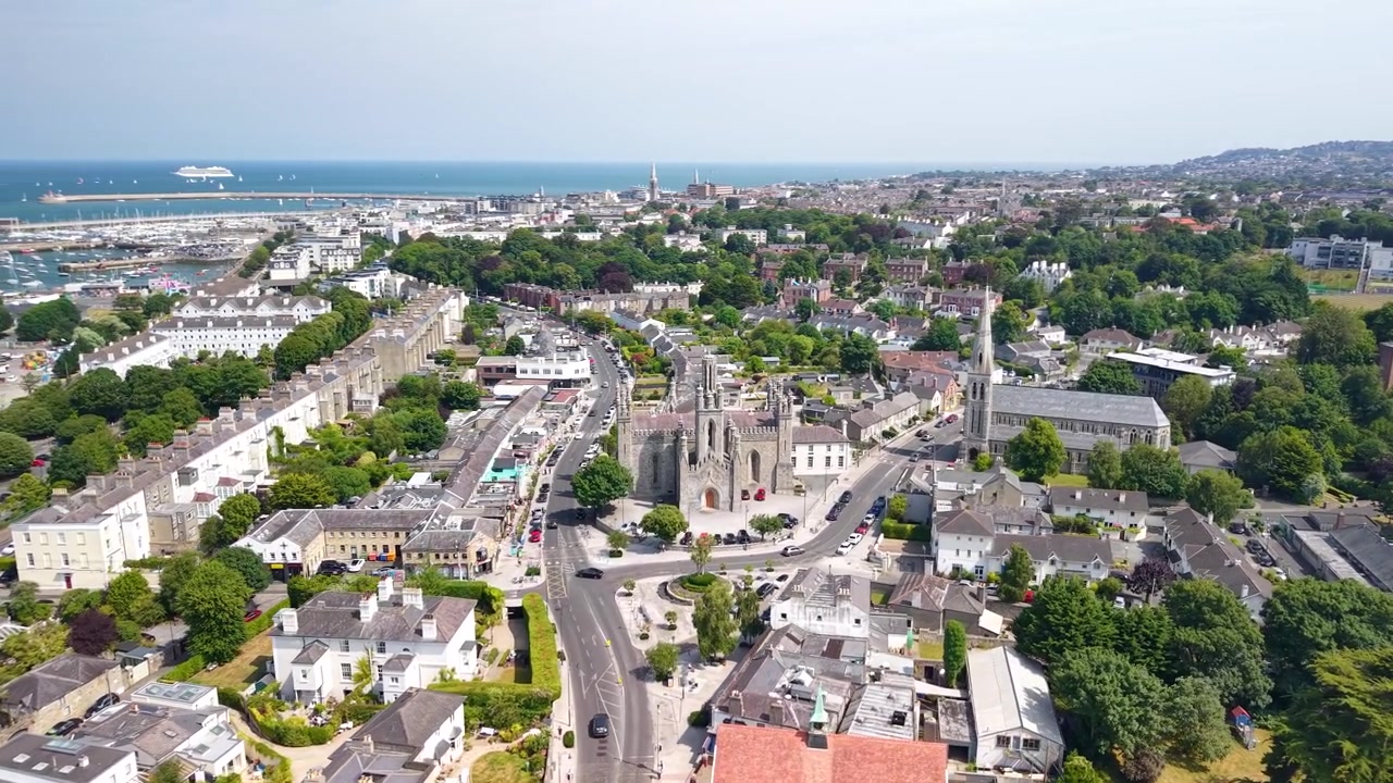 Splendido panorama con drone della Chiesa di Monkstown e del sobborgo costiero, Dún Laoghaire, Irlanda