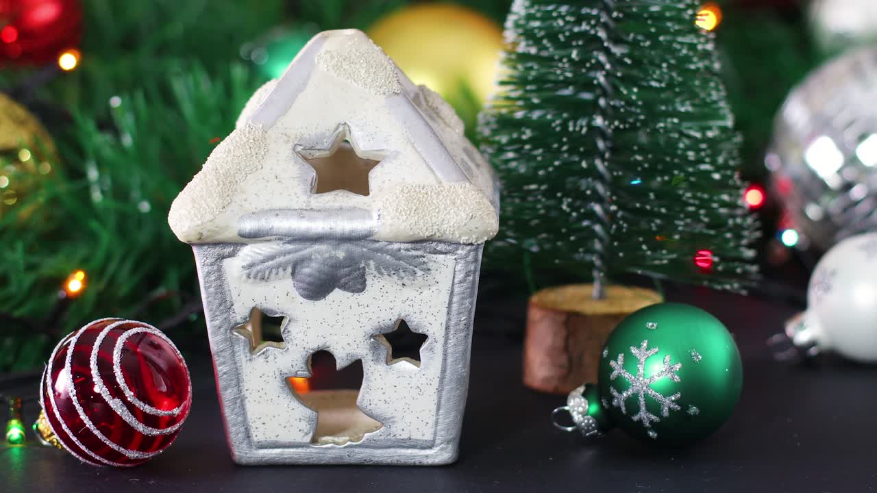 장식품과 뒷면에 박이는 빛이 있는 크리스마스 집