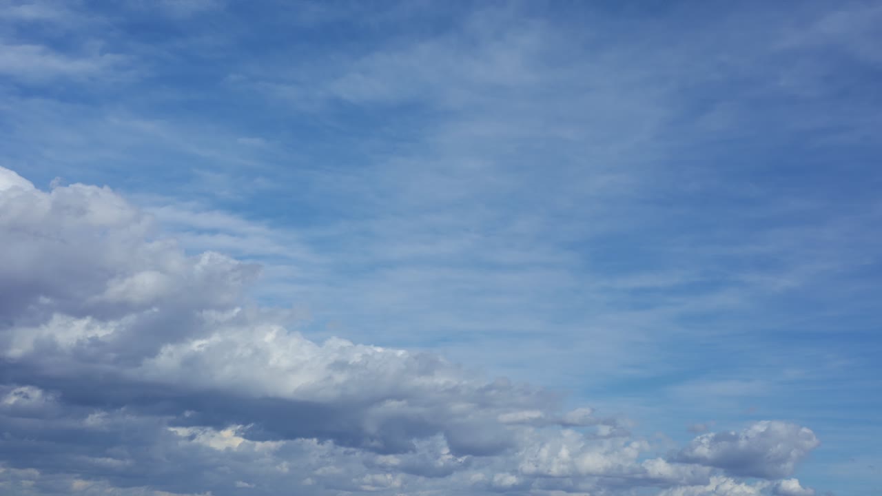 hermoso lapso de tiempo de un cielo azul nublado, filmado en el otoño