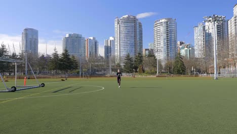 Sportliche-Junge-Frau,-Die-Im-Stadtpark-In-Richtung-Kamera-Sprintet