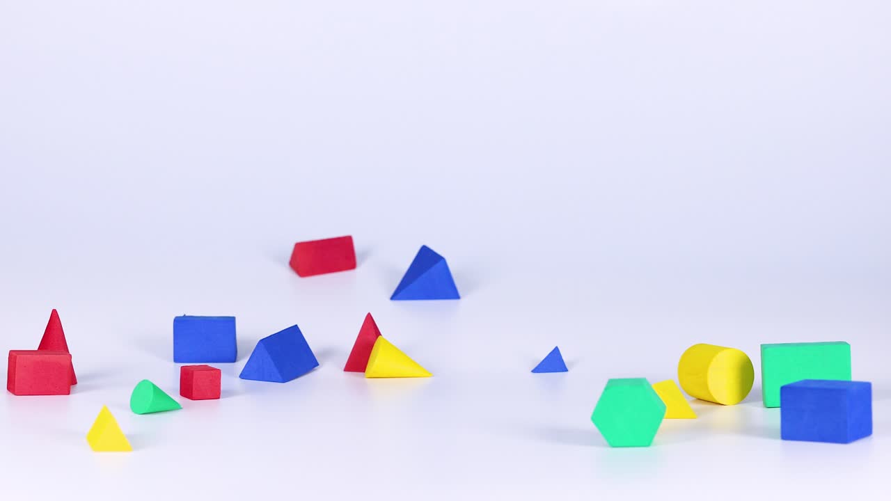 varias formas caen y se asientan en la superficie