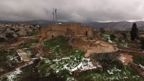 ruinas antiguas de una fortaleza en israel, cubiertas de nieve en invierno