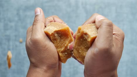 Jaggery-Traditioneller-Rohrzuckerwürfel-Auf-Dem-Tisch