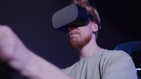 persona que lleva auriculares de vr