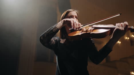 Una-Músico-Inspirada-Toca-El-Violín-En-La-Escena-De-La-Antigua-ópera.-Retrato-De-Un-Violinista-En-El-Music-Hall.