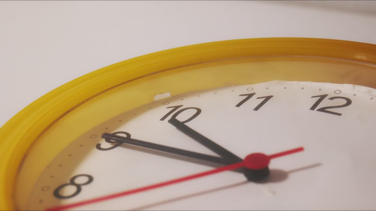 Timelapse di un quadrante di orologio che mostra le ore e i minuti che si muovono velocemente