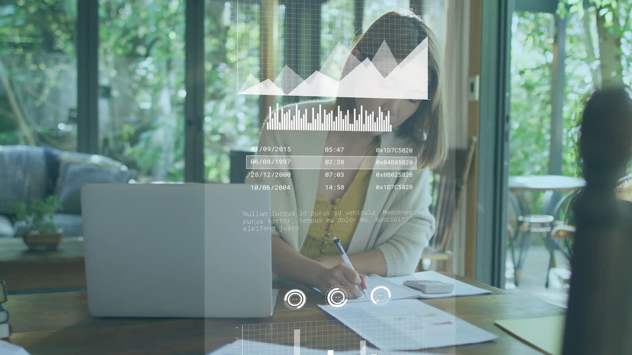 로딩 서클과 바를 가진 그래프의 애니메이션, 아시아 여성이 노트북에서 보고서를 분석합니다.