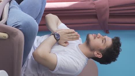 vídeo vertical de un hombre en meditación frente a la ventana.