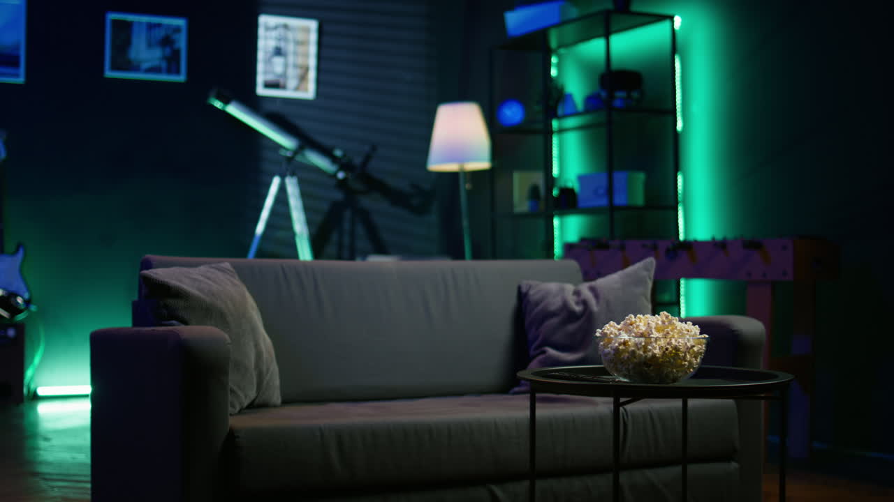 홈 시어터 에서 영화 밤 을 위해 준비 된 간식 의 근접 사진