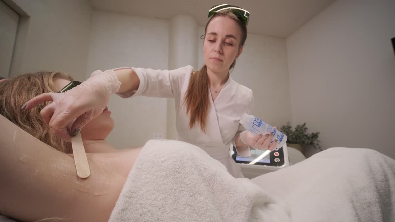 женщина подмышечная область во время процедуры лазерной удаления волос в современной косметологической клинике. концепция женской красоты, косметологии, эпиляции