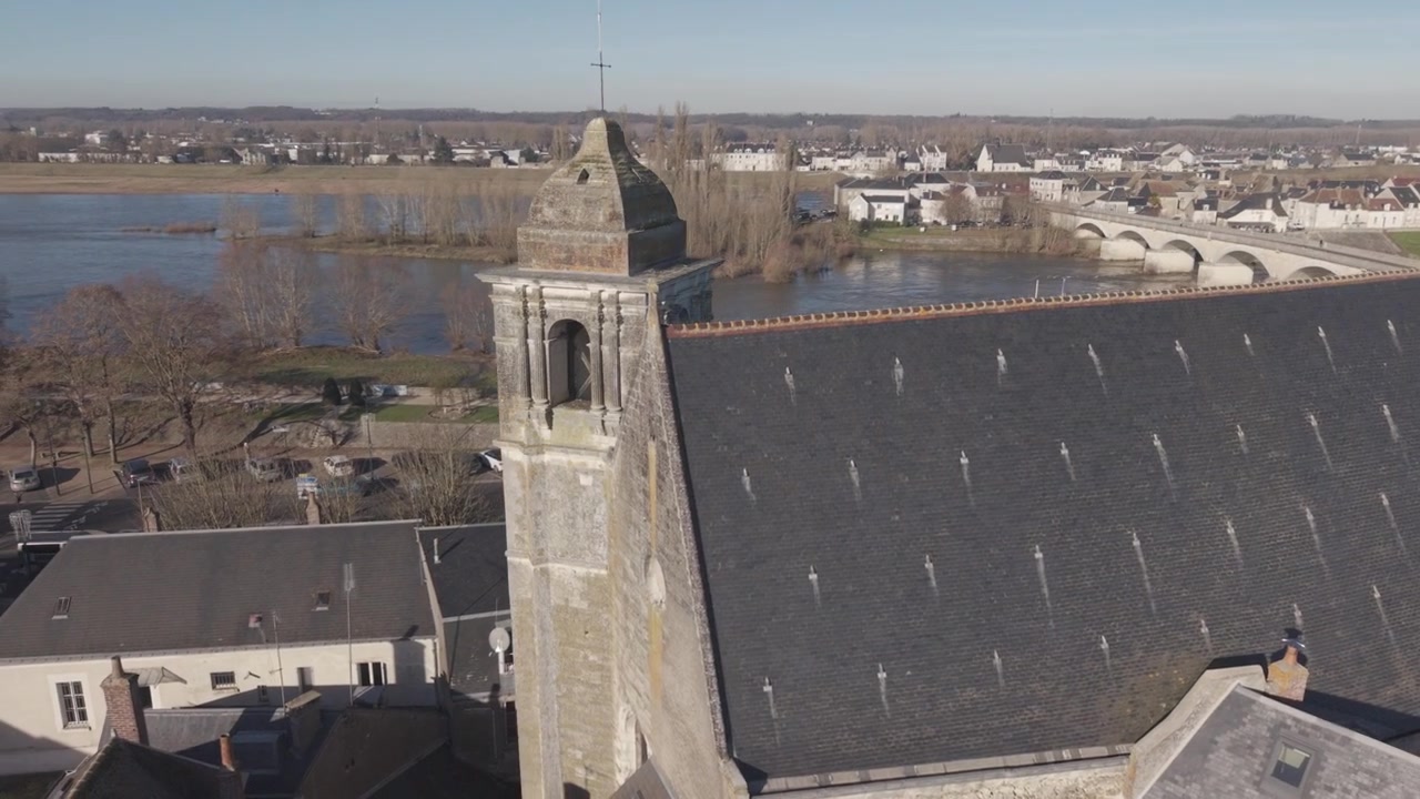 Una veduta aerea si affaccia su un tetto di ardesia di una chiesa e una strada adiacente in una città della Valle della Loira