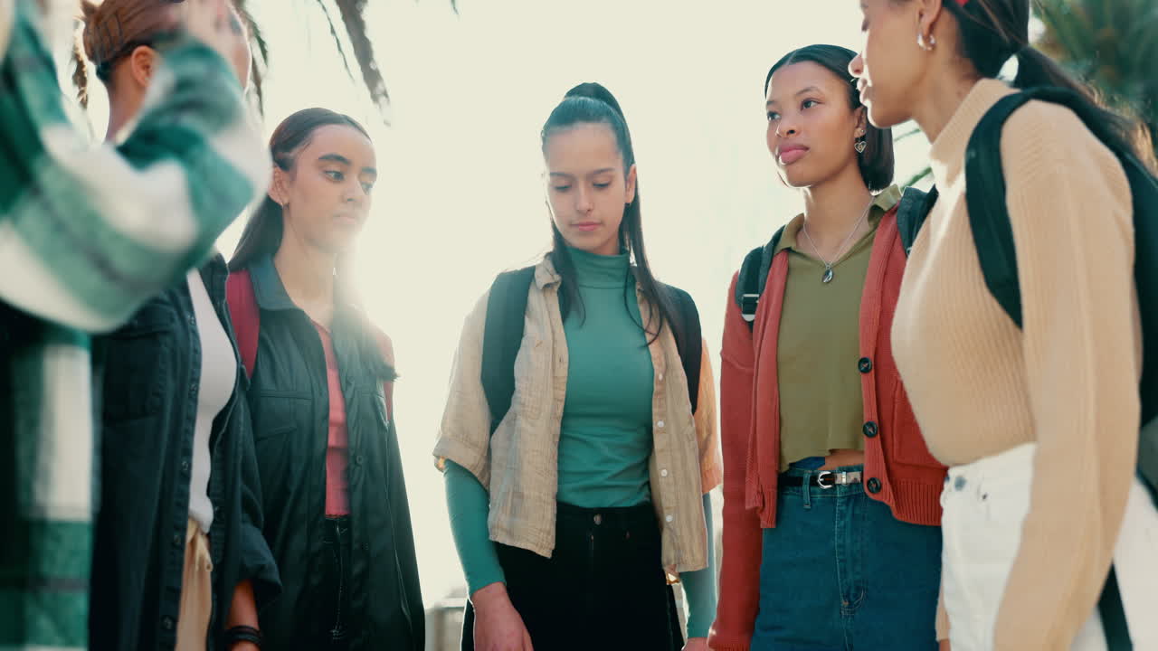 손을 쌓고, 행복하고 학교에 있는 아이들