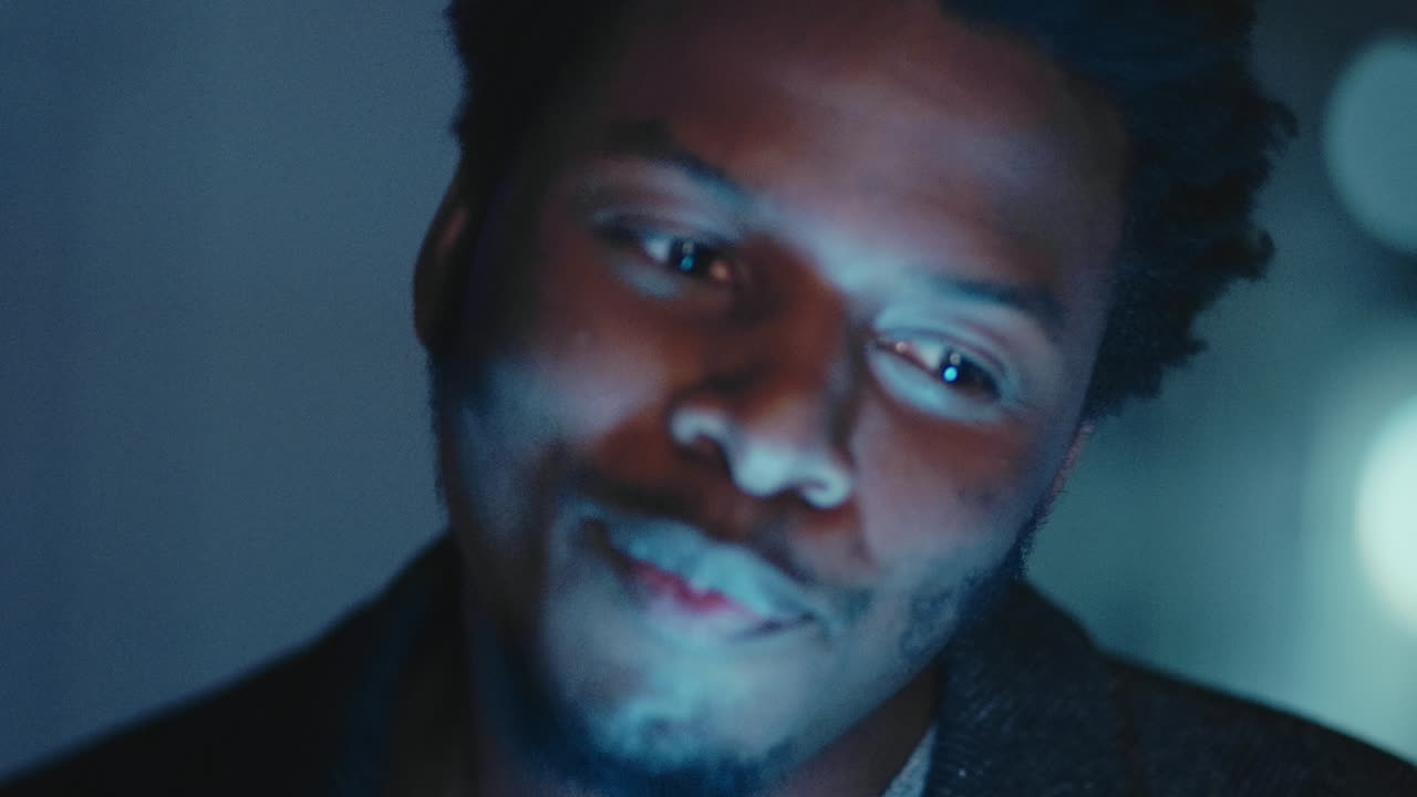 hombre negro, noche y beber alcohol en una fiesta roja