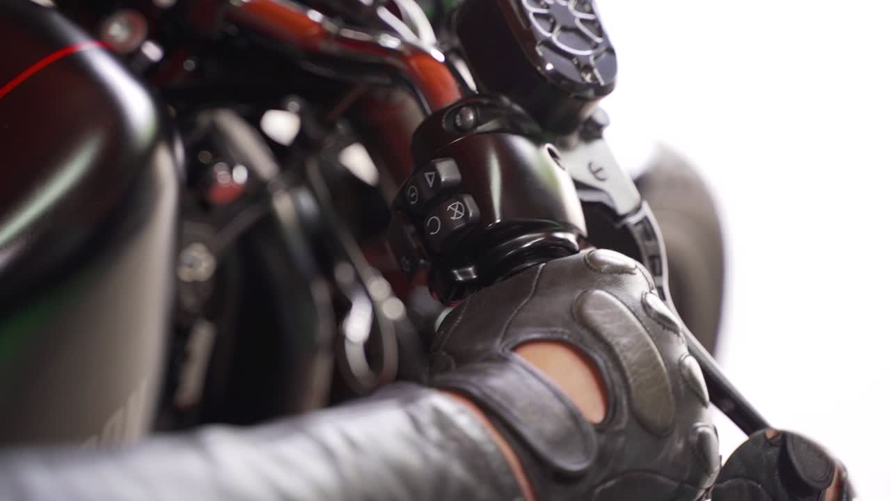 la mano del conductor de la motocicleta en los controles