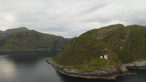 panorama del faro de hendanes con vistas a la isla y paisaje marino en maloy, noruega
