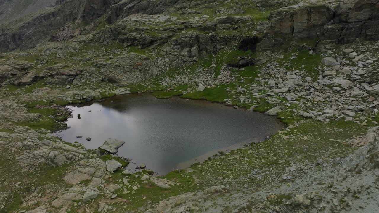 пруд, расположенный в горах вальмаленко на севере италии.