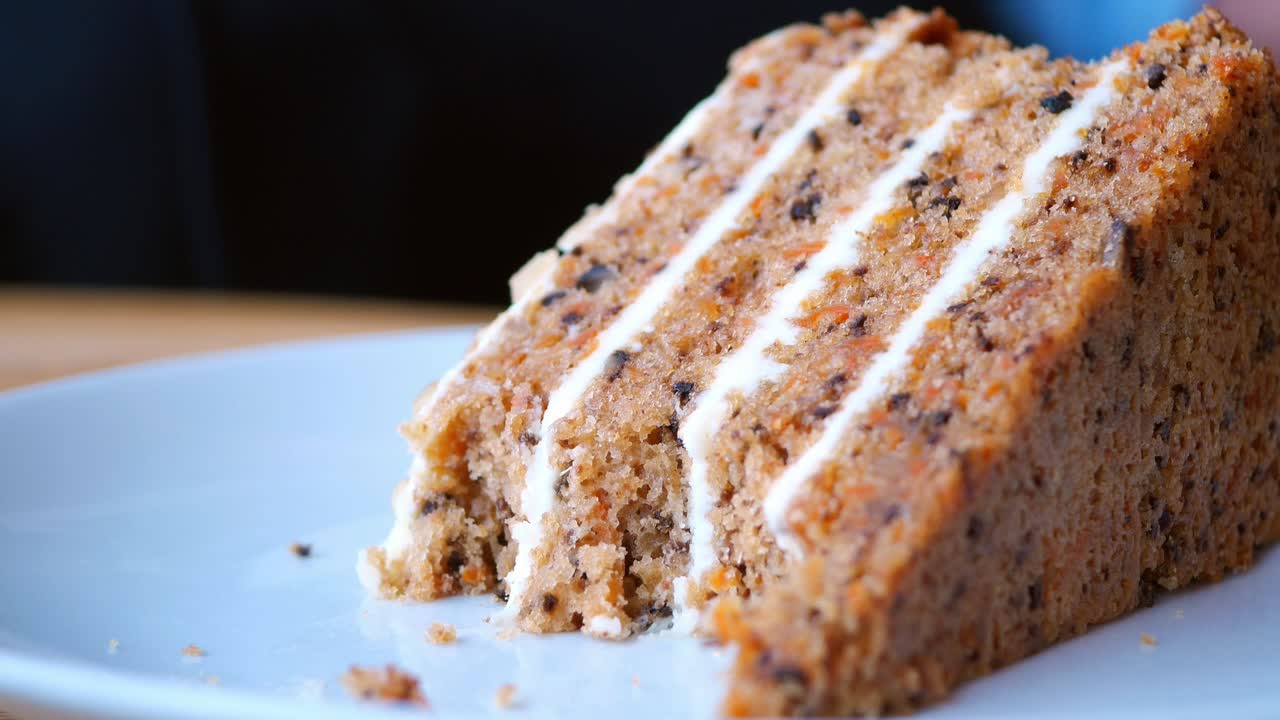 una rebanada de pastel de zanahorias