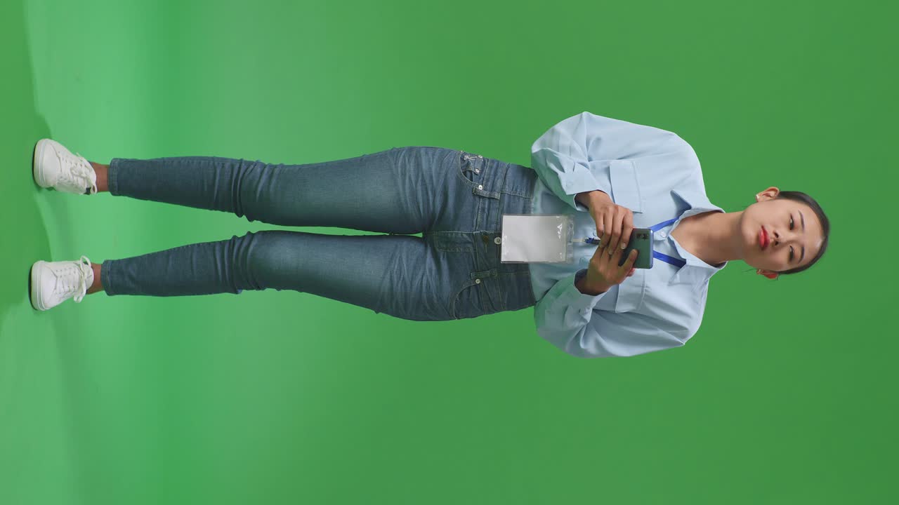 mujer usando teléfono móvil en pantalla verde