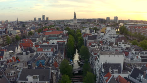 Schöne-Absteigende-Drohnenaufnahme-Des-Kleinen-Amsterdamer-Kanals-Und-Der-Zuiderkerk-Kirche