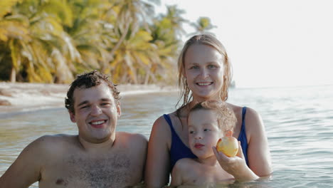 Familia-De-Tres-Personas-Relajándose-En-Agua-De-Mar-En-Los-Trópicos