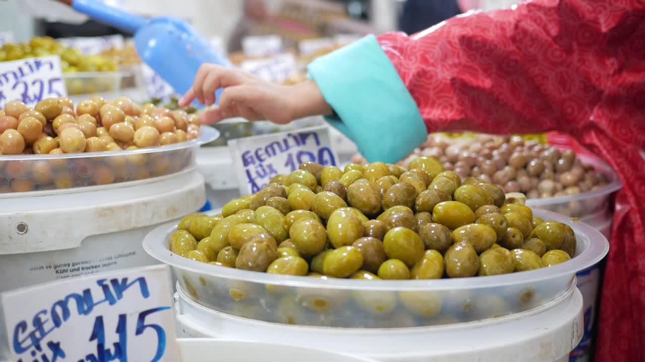 터키 시장 의 그 에서 초록색 올리브 를 잡는 손