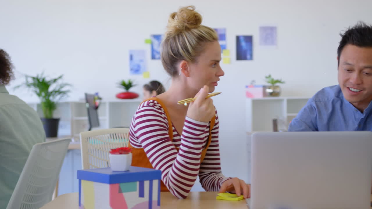 animación de la red de conexiones entre diversos empresarios en la oficina