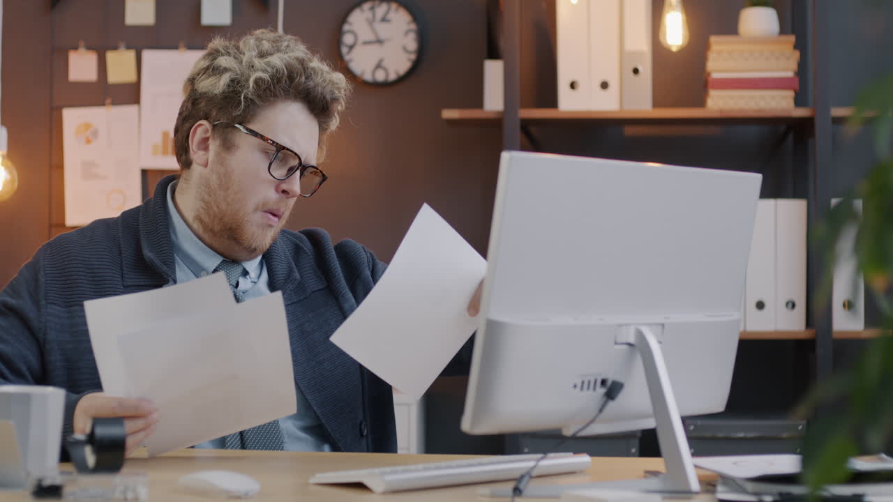 책상 에서 문서 를 검토 하는 사업가