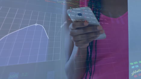 animación del procesamiento de datos del mercado de valores sobre una chica afroamericana que usa un teléfono inteligente