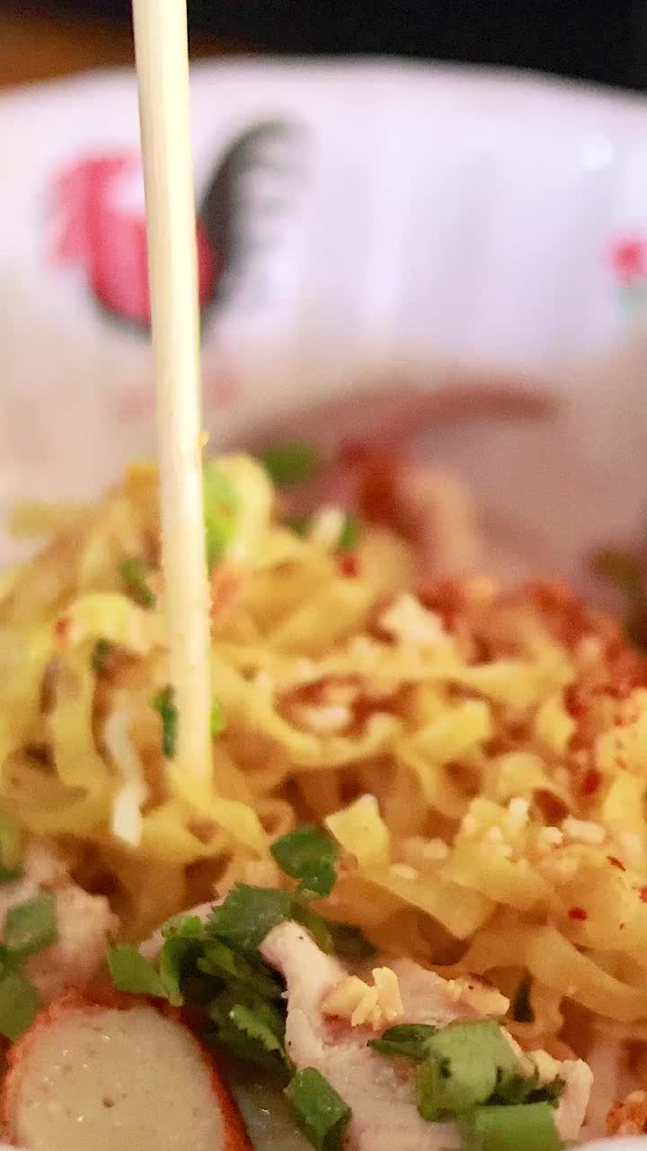 라임 가니쉬와 함께 누들을 준비하고 제공하는 것