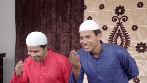 dos hombres musulmanes haciendo adaab o dando saludos