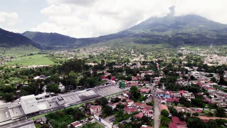 Luftaufnahmen-Einer-Wunderschönen-Stadt-Am-Fuße-Des-Wasserbergs-In-Guatemala